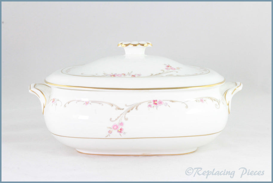 Wedgwood - Carisbrooke (Gold Edge) - Lidded Vegetable Dish