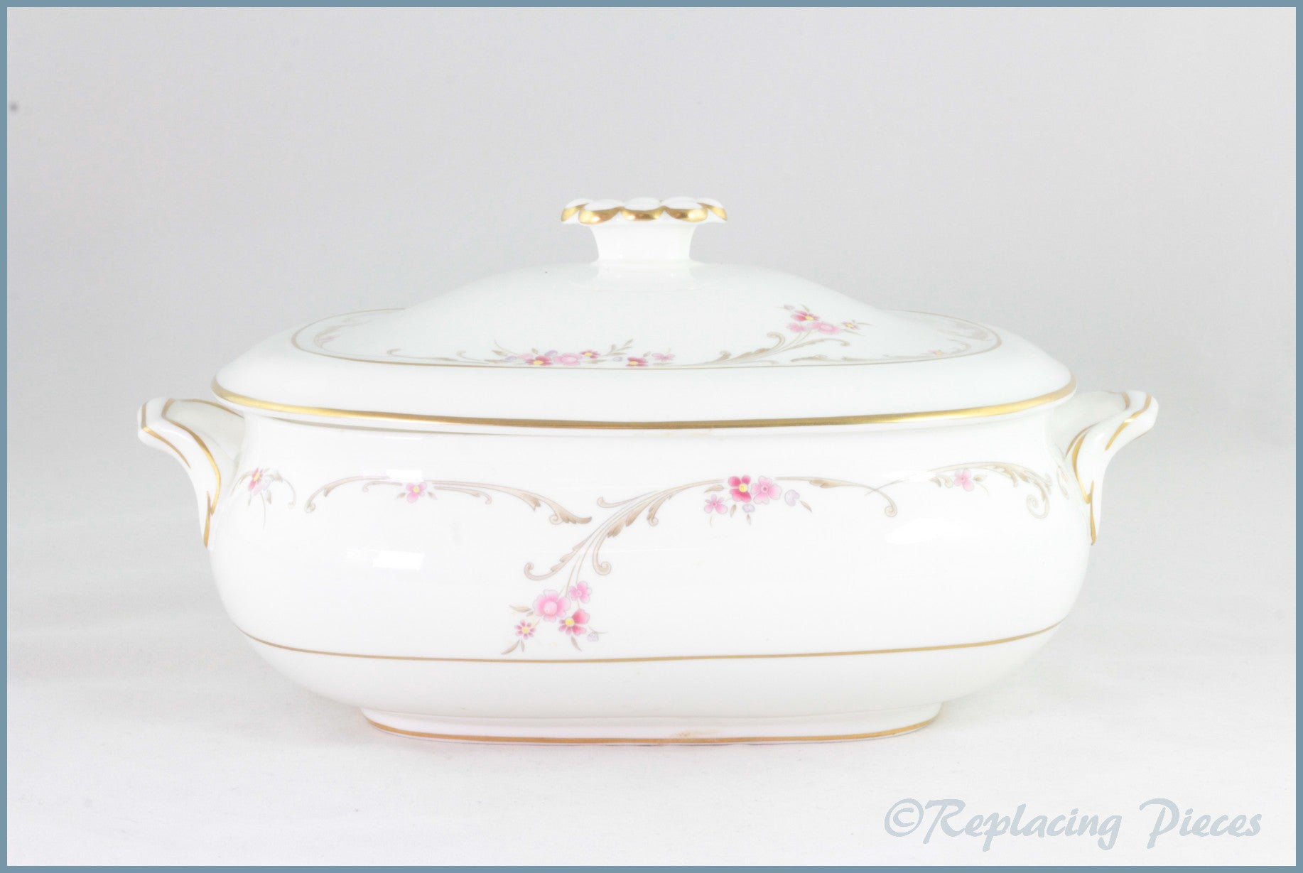 Wedgwood - Carisbrooke (Gold Edge) - Lidded Vegetable Dish