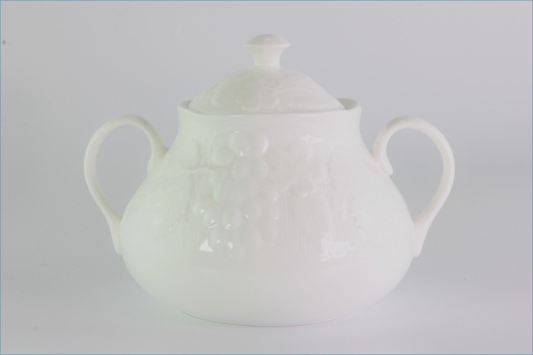 Wedgwood - Strawberry & Vine - Lidded Sugar Bowl