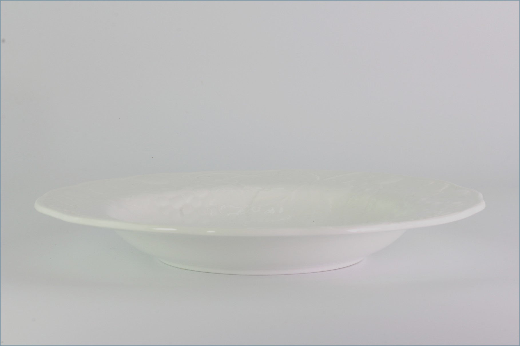 Wedgwood - Strawberry & Vine - 9 1/8