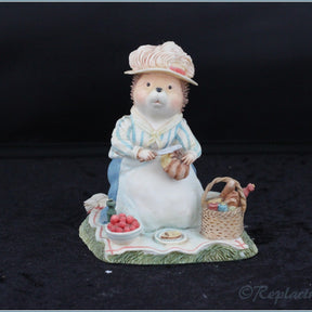 Villeroy & Boch - Foxwood Tales Figurines - No.9 Willy's Mom